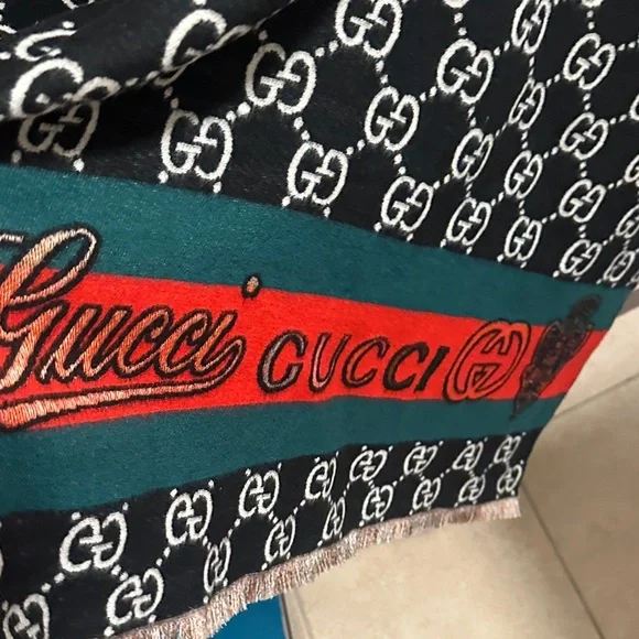 🤩 NWT Gucci Black and Tan reversible Red and Green Logo Scarf - Picture 4 of 6